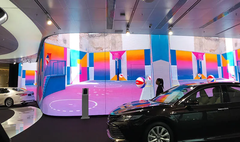 A Curve screen in TOYOTA 4S shop