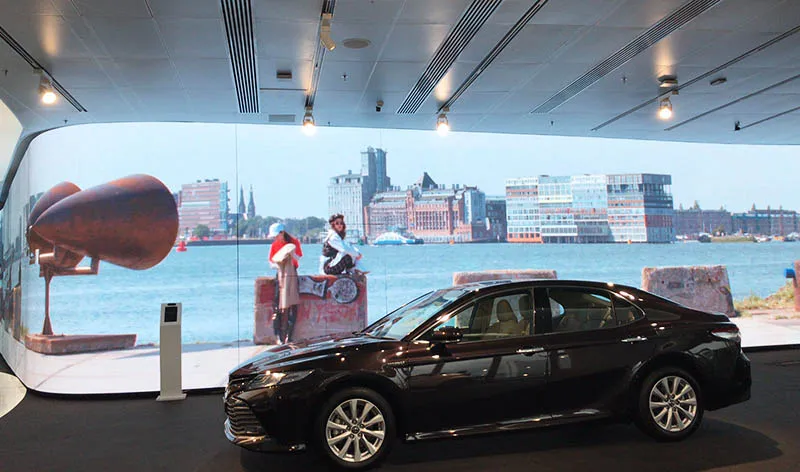 A Curve screen in TOYOTA 4S shop